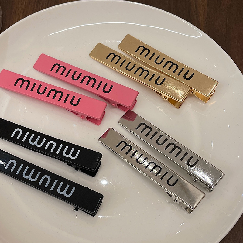 The same style hair clip as the Internet celebrity Mona, Kim letter side clip, silver metal bangs clip, ins large duckbill clip hair clip Application Scenario