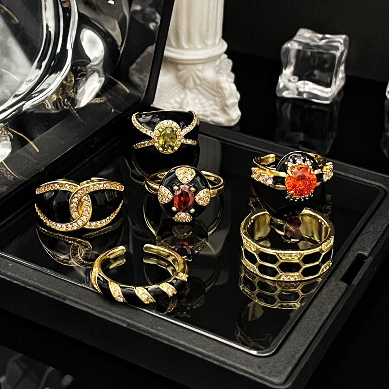 The dark, fashionable and individualistic drip-glazed ring with a touch of Chinese style is a niche design for women, exuding a light luxury and elegant aura. It is a trendy index finger ring with a court style Application Scenario