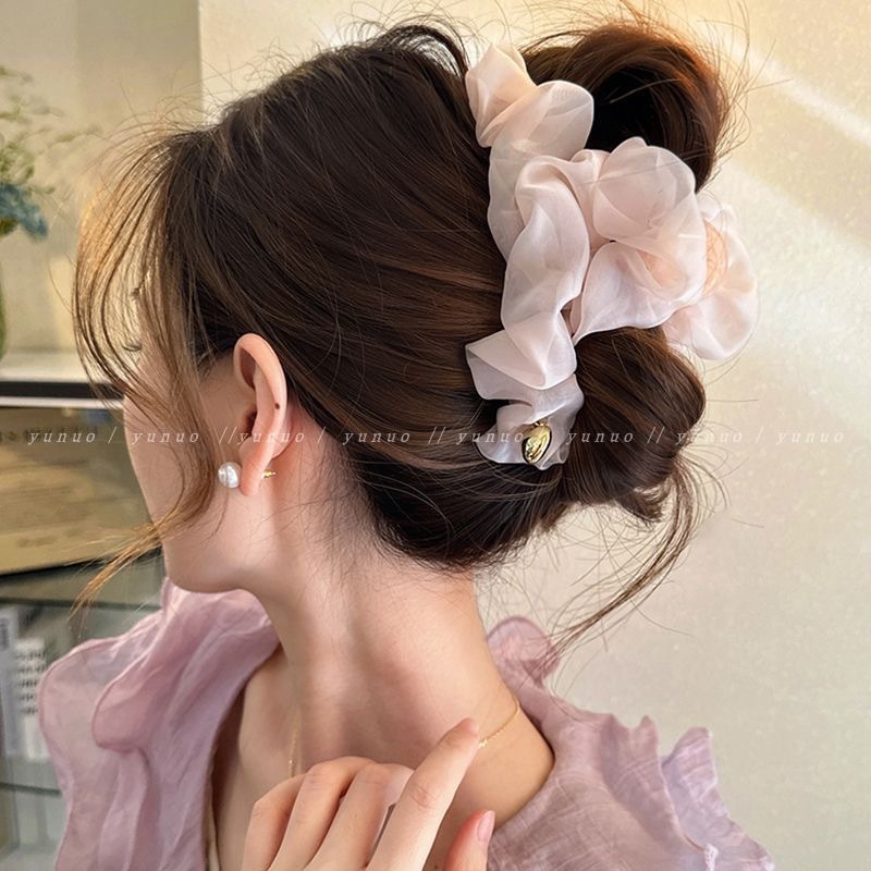 The new super fairy-like mesh hair clip for women's back of the head, with a stylish updo and large shark clip, exudes a sense of sophistication Specification drawing