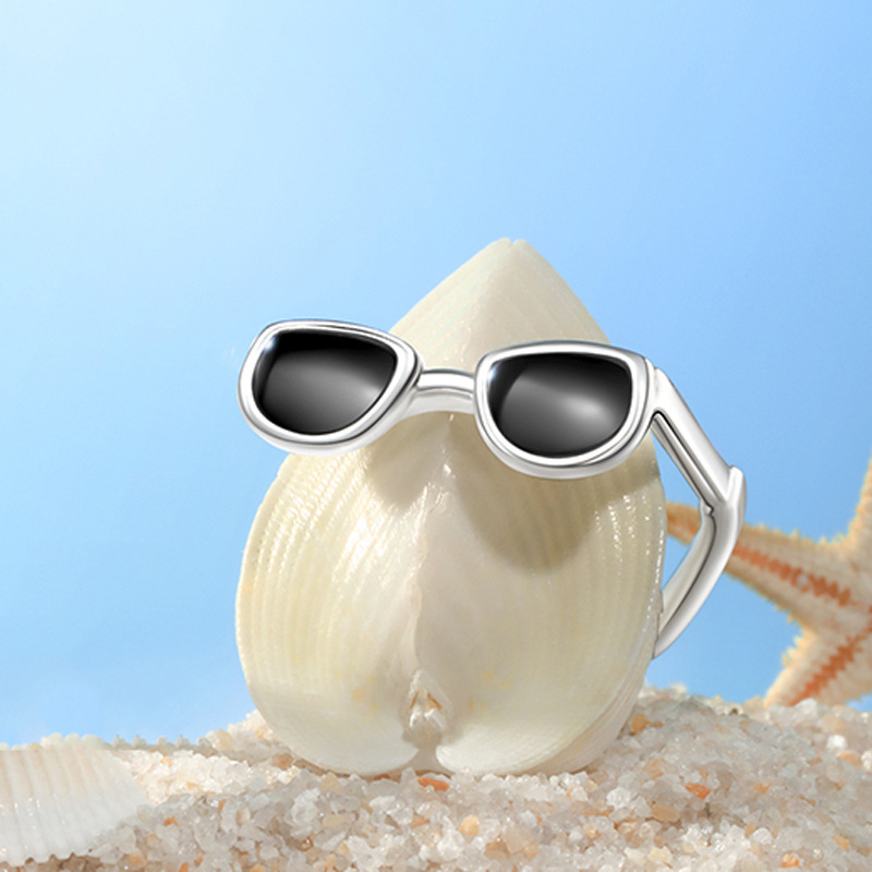 The ring is a niche design for women with a high-end feel. The sunglasses are a trendy and unique open-mouth ring that is exquisite, fashionable and versatile full figure