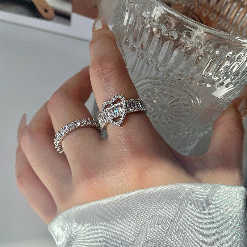 This is a niche design ring with a heart full of diamonds and a super shiny opening. It exudes a light luxury and a sense of sophistication, with a cold and fashionable style and a unique personality Application Scenario