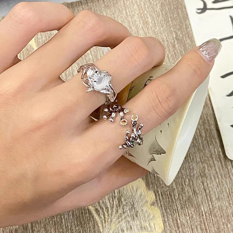 The White moonlight cat's eye stone entwined open ring with a feminine texture, a niche design, and a unique and fashionable ring trend full figure
