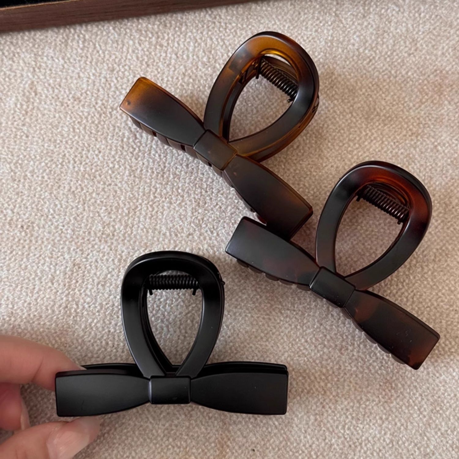 The matte tortoiseshell bow shark clip at the back of the head is a hair clip with a high-end and elegant feminine touch details Picture