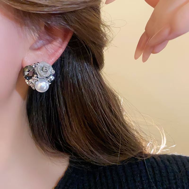 Hollow rose pearl earrings, 2025 new style high-end stud earrings, light luxury, retro and elegant earrings for women Application Scenario