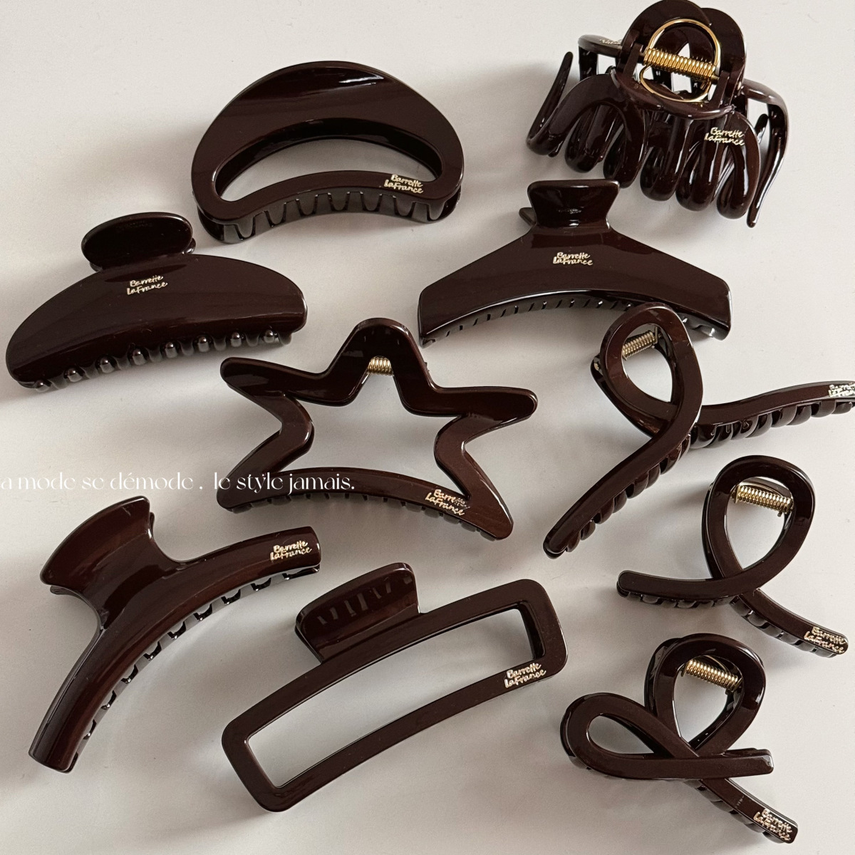 Chocolate-colored letter gold label patch clip, elegant hair clip, high-end gentle updo, shark clip hair accessory full figure