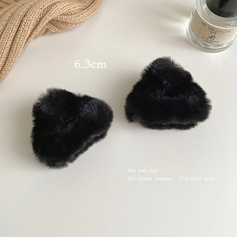 Cat-ear plush hair clips, bangs on the forehead, small scratch-off clips, cute furry hair clips, headwear, lambskin hair clips Application Scenario