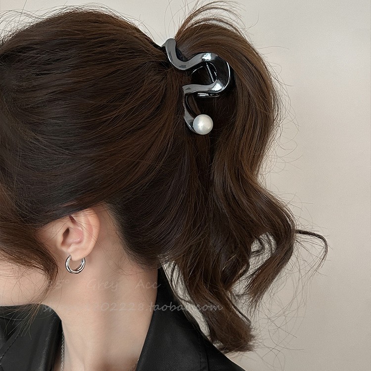 Niche design geometric leopard print pearl hairpin, feminine and high-end, medium-sized semi-clip, personalized shark clip Application Scenario