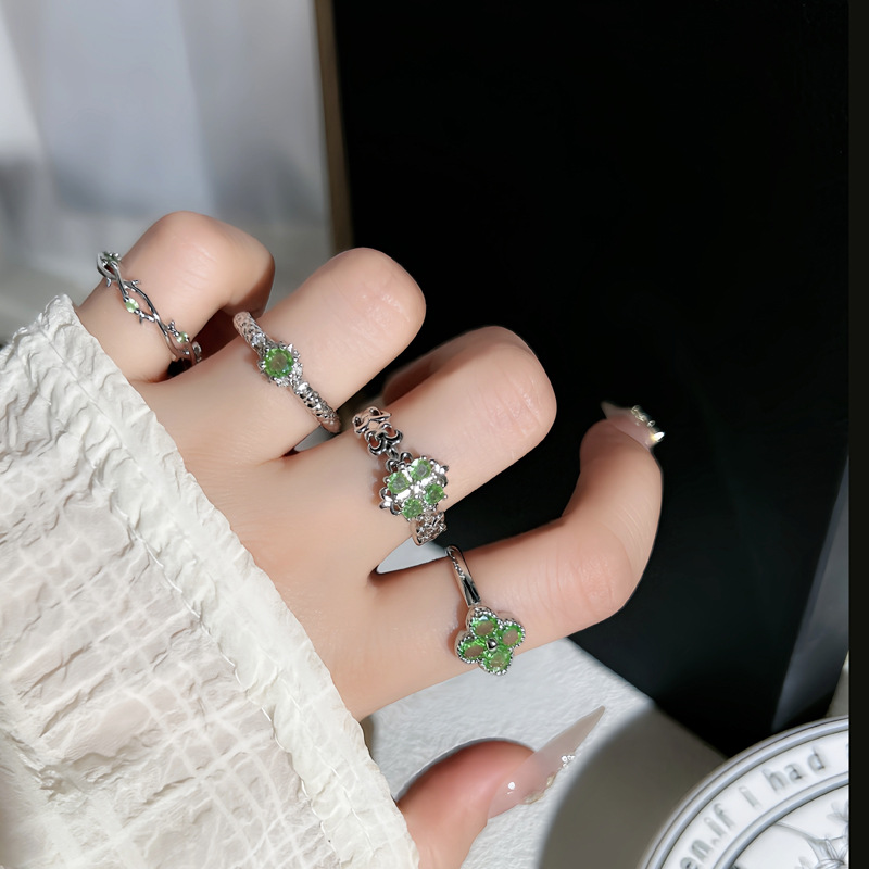 A new, fresh and light mint green diamond four-leaf clover ring with a cool and sophisticated feminine touch. It's a sweet and cool multi-layered ring trend details Picture