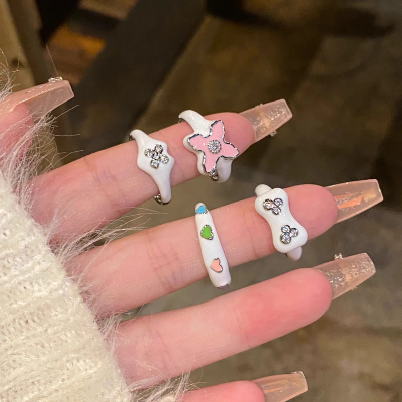 The white enamel drop glaze ring is a niche design for women. It features a unique cartoon creativity and is a cute couple's open-mouthed index finger ring full figure