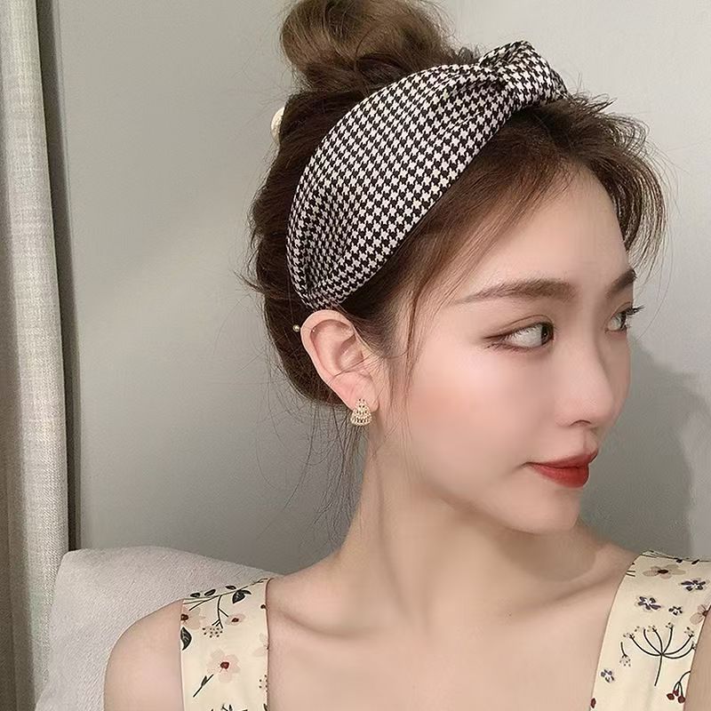 European and American wide checkered knotted hair bands, fabric hair pressing headbands, small chanel-style hair bands, versatile hair clips for girls going out Application Scenario