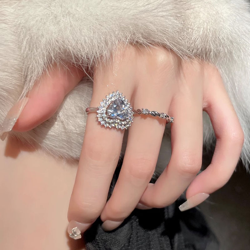 French full-diamond zircon heart-shaped ring for women, a light luxury, trendy and niche design, a high-end index finger ring, sweet and cool, in an Instagram minimalist style Application Scenario