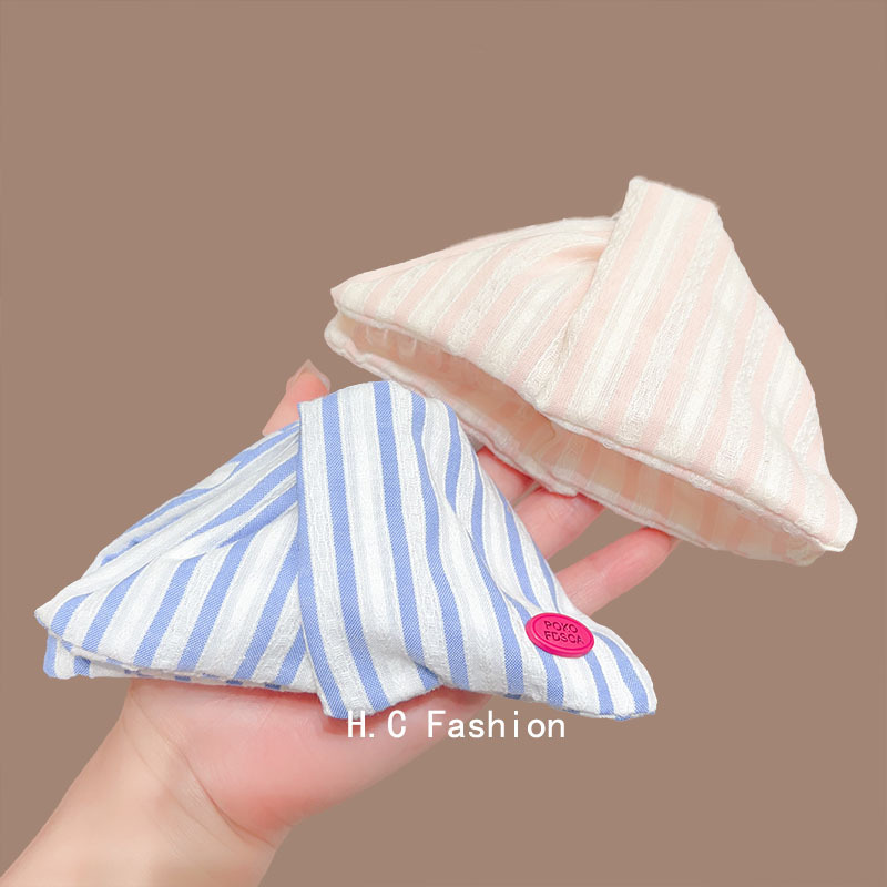 Refreshing striped triangular fabric gripper, high-end and sweet hair gripper, shark gripper, back head updo hair gripper accessory details Picture