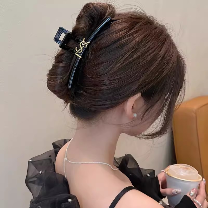 Korean Chanel-style letter hair clips for spring and summer, with a high-end feel, extra-large updo, large volume, and high-end shark clips Specification drawing