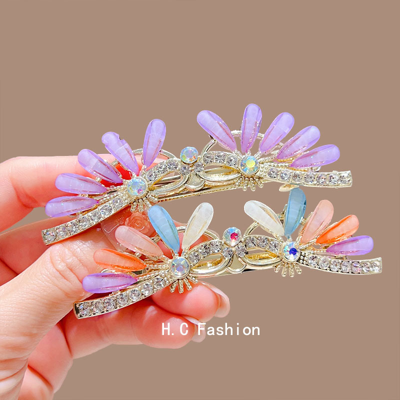 The new crystal bow, super fairy-like clipper, exudes a sense of high-end and light luxury. It is a semi-tied hair clip for the back of the head, a women's hair accessory full figure