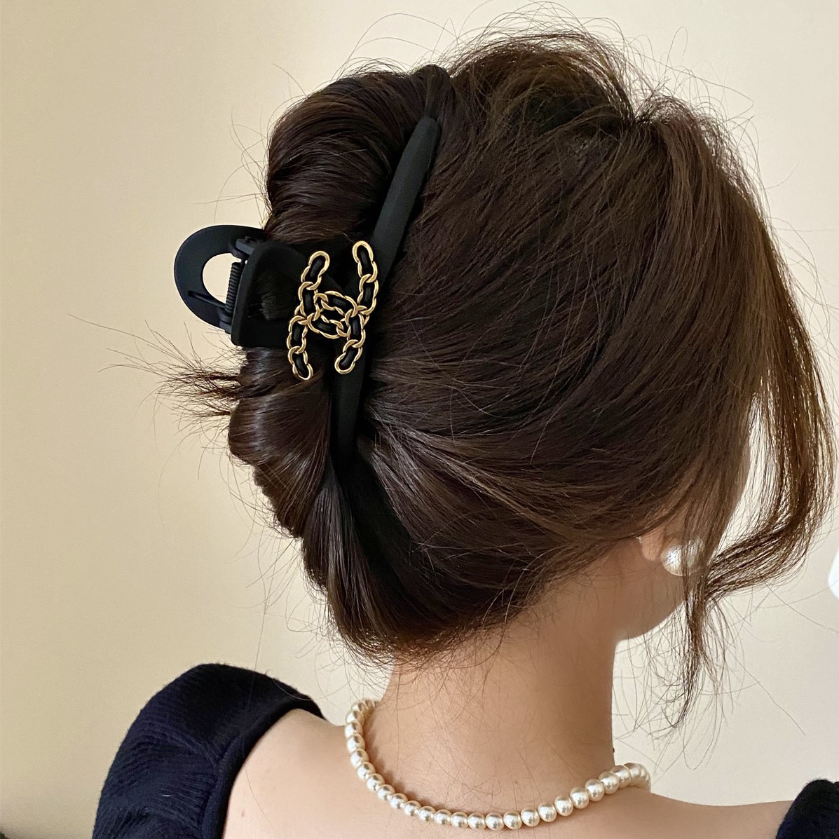 Chain double C letter hair clip, women's hair accessory, high-end style, small chanel-style shark clip, updo hair clamp, large hair volume Specification drawing