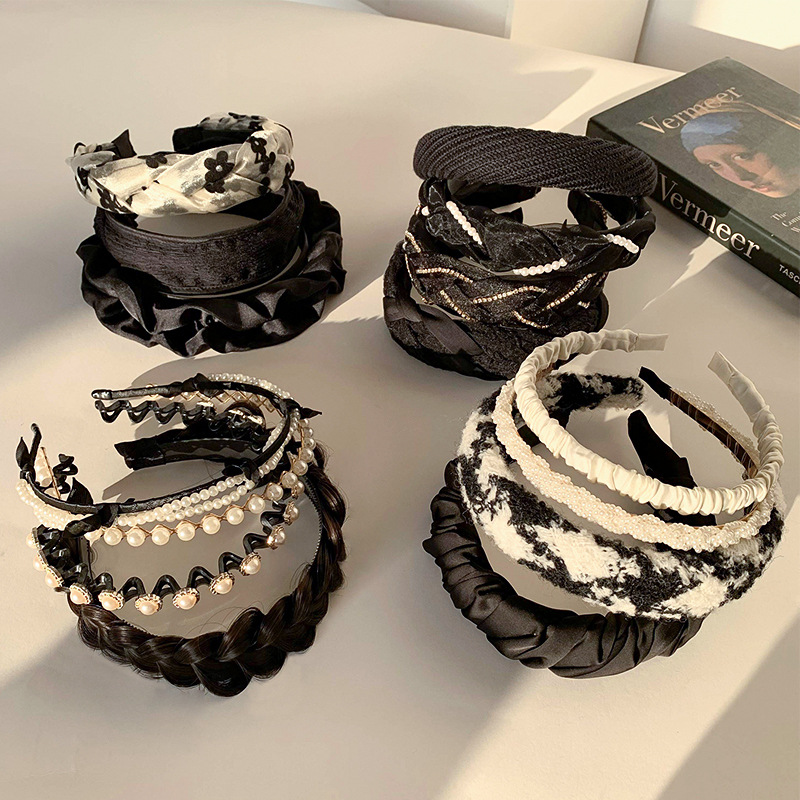Black pleated hairband for women, Korean high-end headband wholesale, satin small chanel-style hairband for washing face, high head and top hair accessory Application Scenario