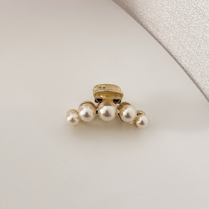 Pearl Mini Grab Women's 2025 new style, elegant bangs clip, princess hair clip, semi-tied hair clip, exquisite headwear Application Scenario