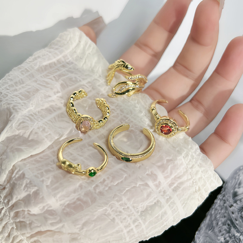 A mid-style, light luxury and high-end goldfish retro open-top ring, a cold and elegant female style, a delicate and versatile index finger ring with colored gemstones Application Scenario