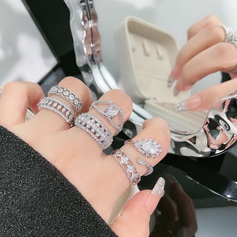 The hollowed-out design, intricately interlaced zirconia ring, exudes a sense of high-end sophistication, is fashionable and versatile, and is sweet and cool full figure