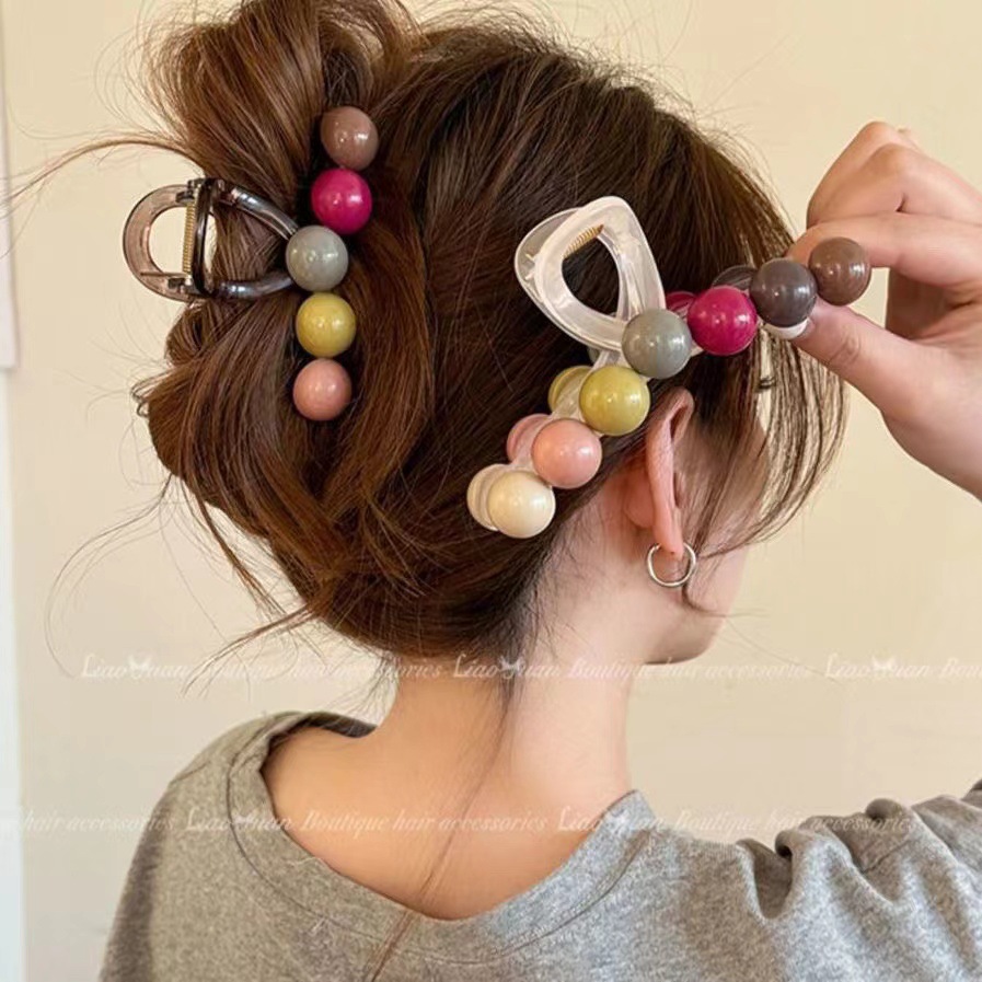 The new rainbow claw clip for summer 2024, a simple candy medium-sized hairpin at the back of the head, with a stylish updo and a shark clip Specification drawing