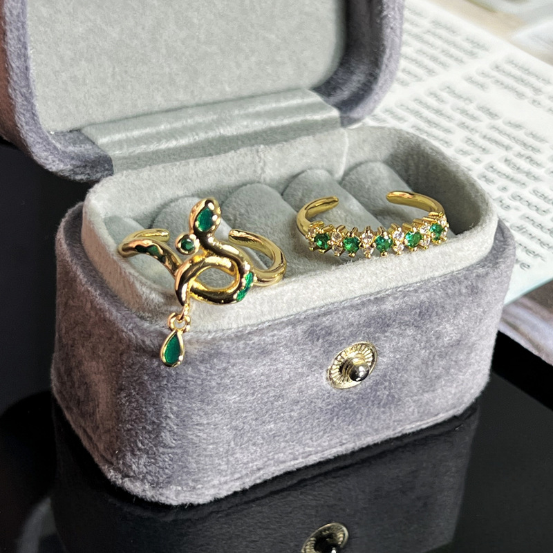 The snake-shaped opening ring for women in the zodiac year is a fashionable, light luxury and versatile index finger ring with a green diamond. It is a trendy accessory Specification drawing