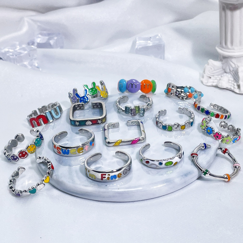 A ring with a female smiley face, lettered glaze, and a simple and cold style, with an open ring that exudes a sense of sophistication and is a niche autumn and winter accessory trend full figure