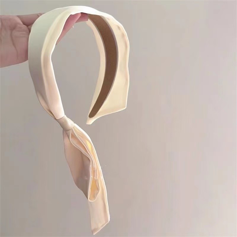 French retro matcha green ribbon hair band, summer one-piece high-end design hair band, hair tie head band hair accessory Application Scenario