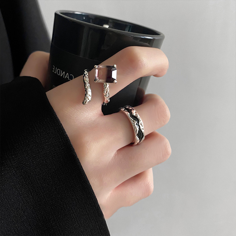 The snake-shaped dark zircon opening adjustable ring is a niche design for women on Instagram, exuding a sense of sophistication and individuality. It's a trendy 2022 new style Specification drawing