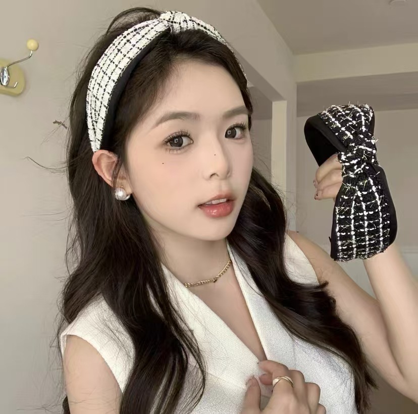 New Chanel-style black and white knotted hair band, high top and wide edge headband, Korean high-end face-washing hair clip accessory full figure