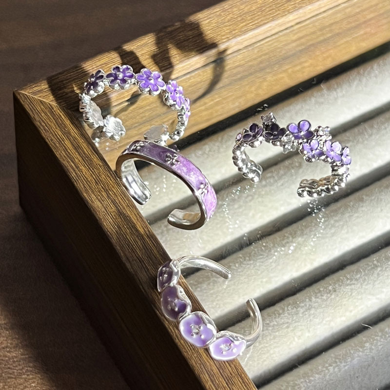 This is a super ethereal and pastoral style, a best-selling wisteria enamel ring on Xiaohongshu. It's a fashionable and versatile, niche and light luxury ring for women Application Scenario
