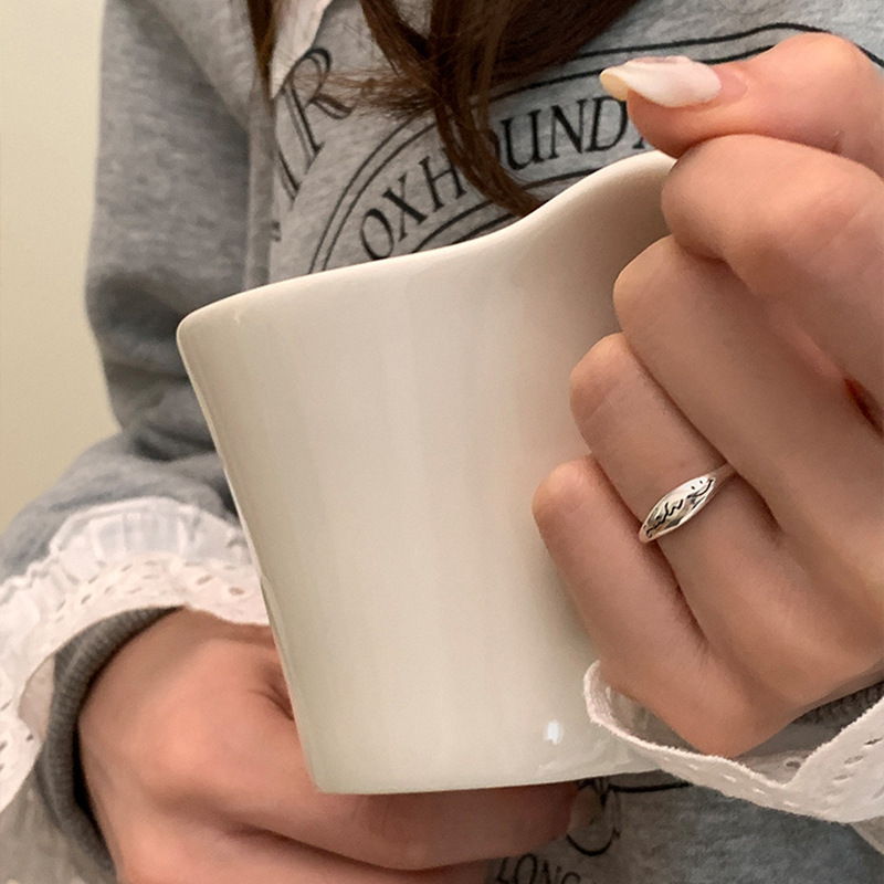 The new 2023 smiling face lace ring is a fashionable, simple, individual, versatile and high-end open-top adjustable index finger ring Specification drawing