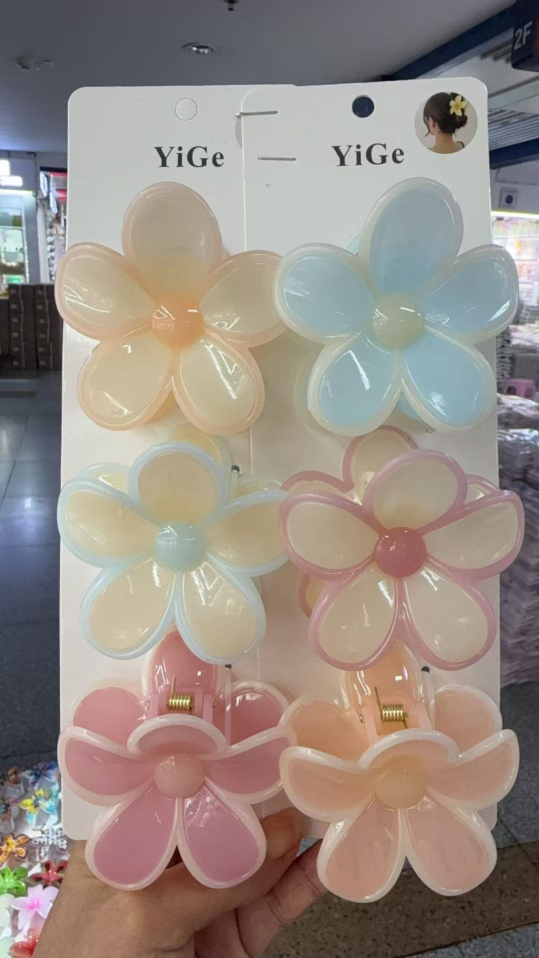 Acetic acid gripper hair clip is a simple and fashionable hair accessory. The large gripper is stable