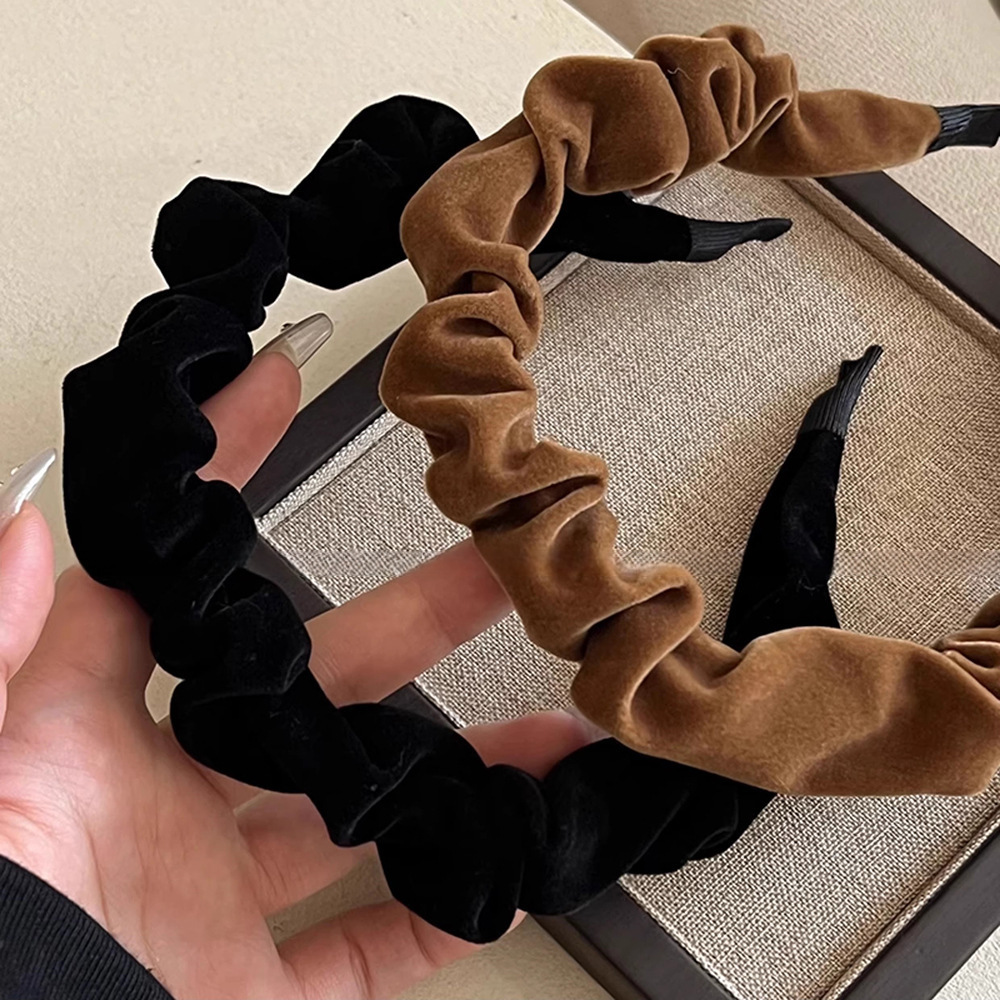 Black coffee-colored velvet high top hairband French retro headband 2025 Spring/Summer new pleated hairband face wash hair accessory details Picture