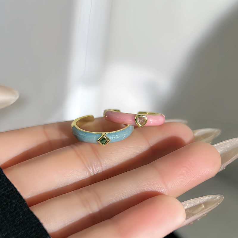 The ins cool and minimalist enamel exquisite ring is a unique, fashionable, niche and high-end ring that accentuates a woman's fair complexion details Picture