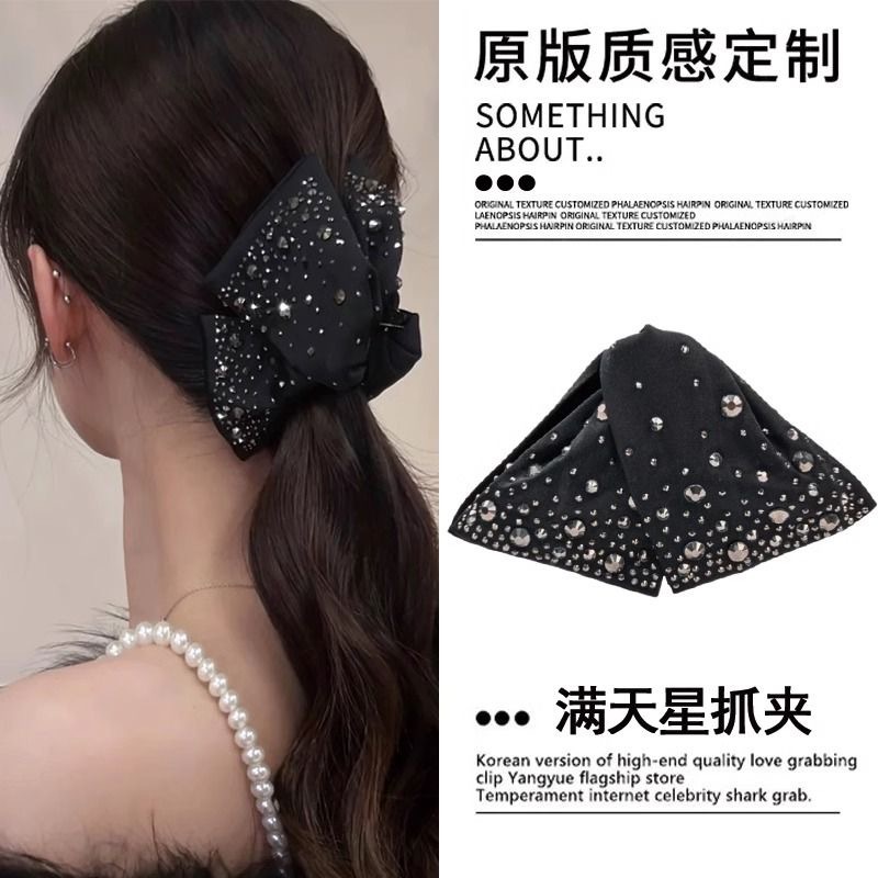 Hepburn-style hair clips for women exude a sense of sophistication and elegance. Shark clips for the back of the head, updo hair grabbers, and versatile ponytail clips as accessories full figure