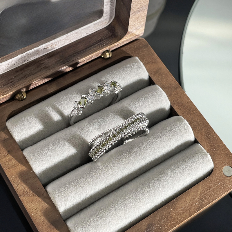 A fashionable and light luxury olive green zircon simple interlaced open ring for women's ins, with a cold style and a high-end feel Specification drawing