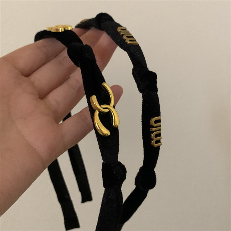Retro letter velvet hair band, Korean high-end design sense, delicate small chanel-style hair band, new outdoor headband hair accessory details Picture