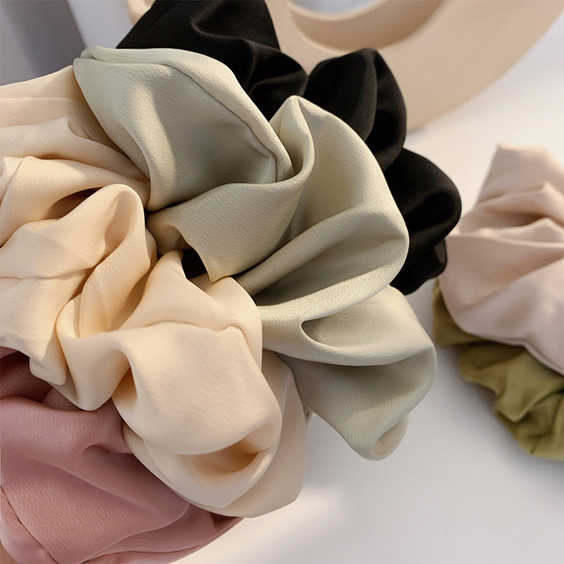 The French double-sided satin pig intestine hair band exudes a high-end vibe. The trendy hair tie is simple and elegant. The large intestine hair tie is a niche and high-quality appearance for women Application Scenario