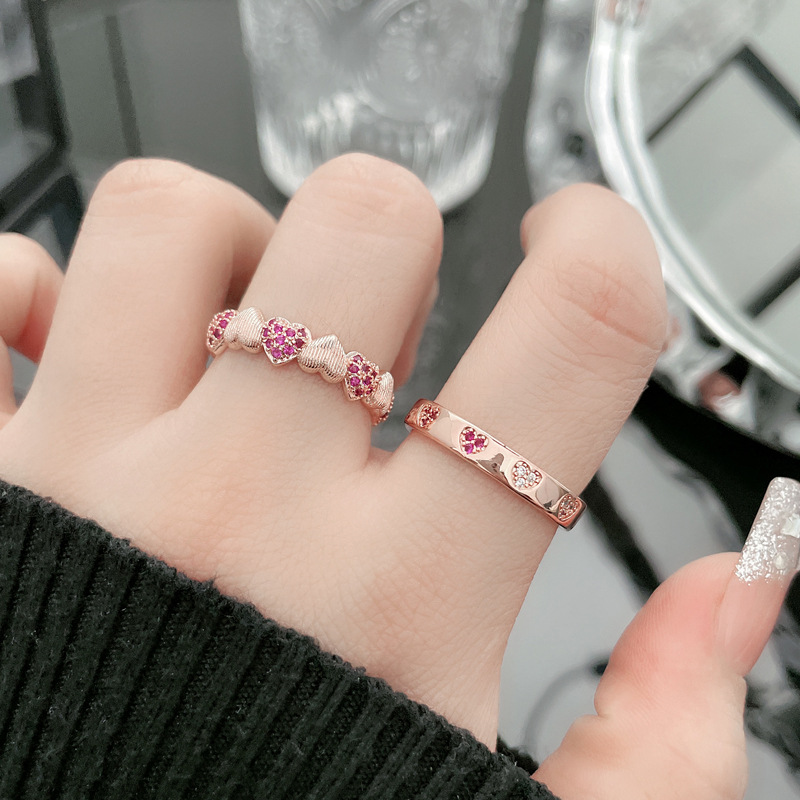 Sweet and cool retro brushed heart red diamond rose gold open ring, a unique and high-end women's light luxury versatile ring full figure