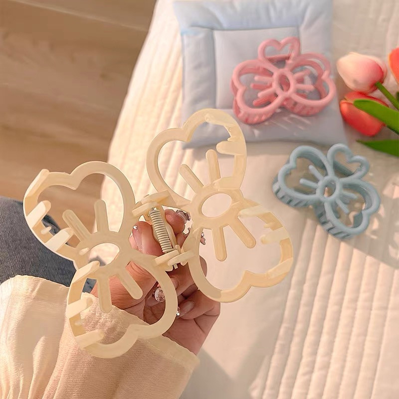 Sweet and cute bow hair clip, female, back of the head, coiled hair clip, large amount of hair, shark clip, ins style hair clip headwear Application Scenario