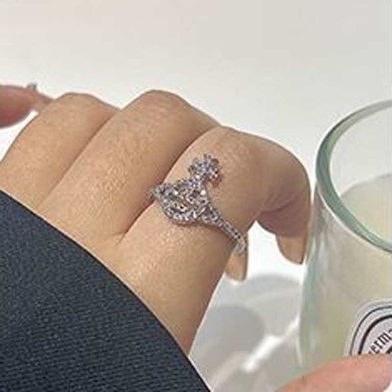 The Western Empress's hollowed-out Saturn ring is a niche design for women, exuding a sense of light luxury and sophistication. It is a diamond-encrusted planet ring with an open index finger ring Specification drawing