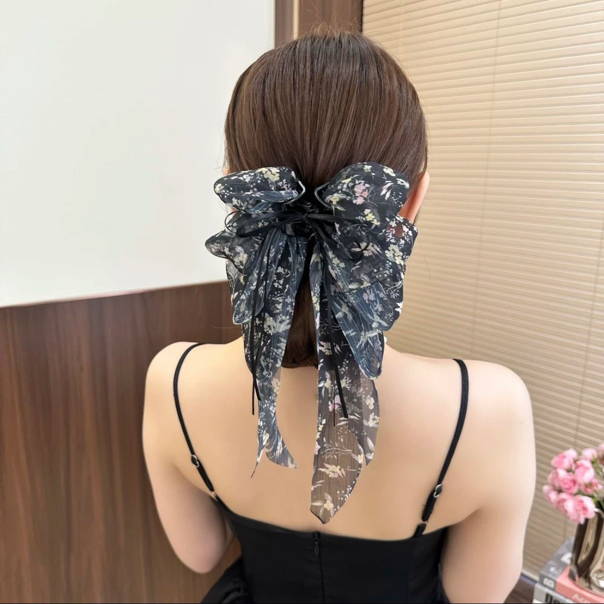French floral bow ribbon high ponytail half-tied hair clip for women, exuding a sense of sophistication and increasing hair volume. Shark clip at the back of the head Application Scenario
