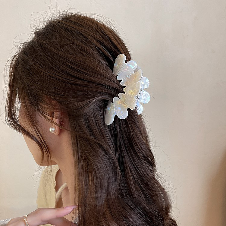 Elegant French petal clipper for women, 2025 new style, high-end look, back of the head updo, stylish shark clip headwear Application Scenario