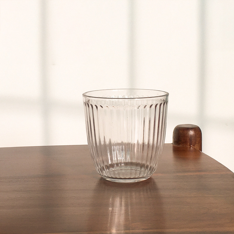 Retro striped glass cups, American lattes, iced coffee cups, cold brew cups and mocha classic cups from the Instagrammable coffee shop details Picture