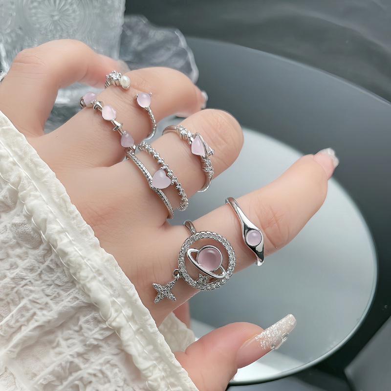 The new sweet and cool small pink stone heart-shaped geometric opening ring is a versatile, exquisite and niche design with a simple and elegant style full figure