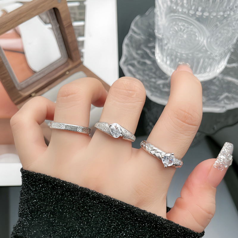 A mid-style wheat ear single diamond brushed open ring for women, with a delicate, light luxury and high-end feel. It's a versatile, fashionable and cold style ring details Picture