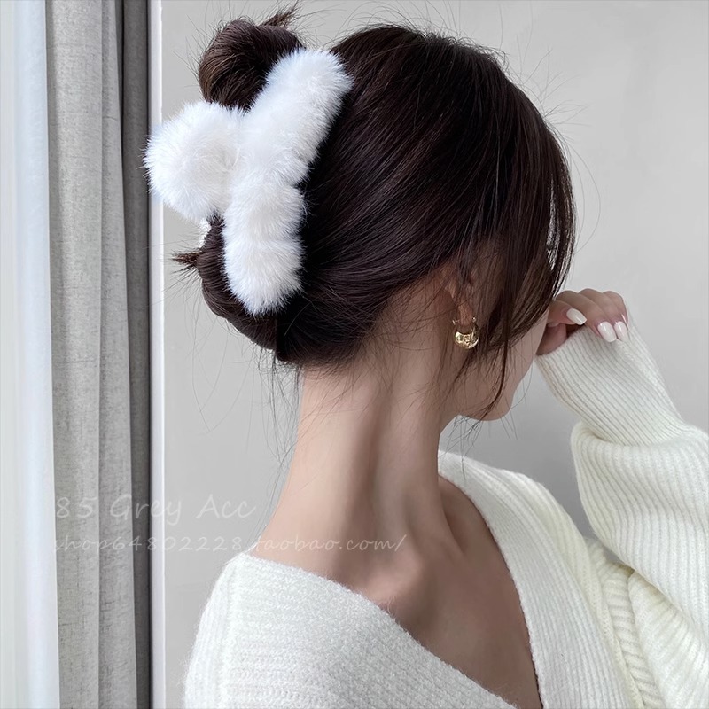 The new spring/Summer 2025 Korean faux rabbit plush hair clips, updo and grappling clips, high-end large-sized plush shark clips Application Scenario