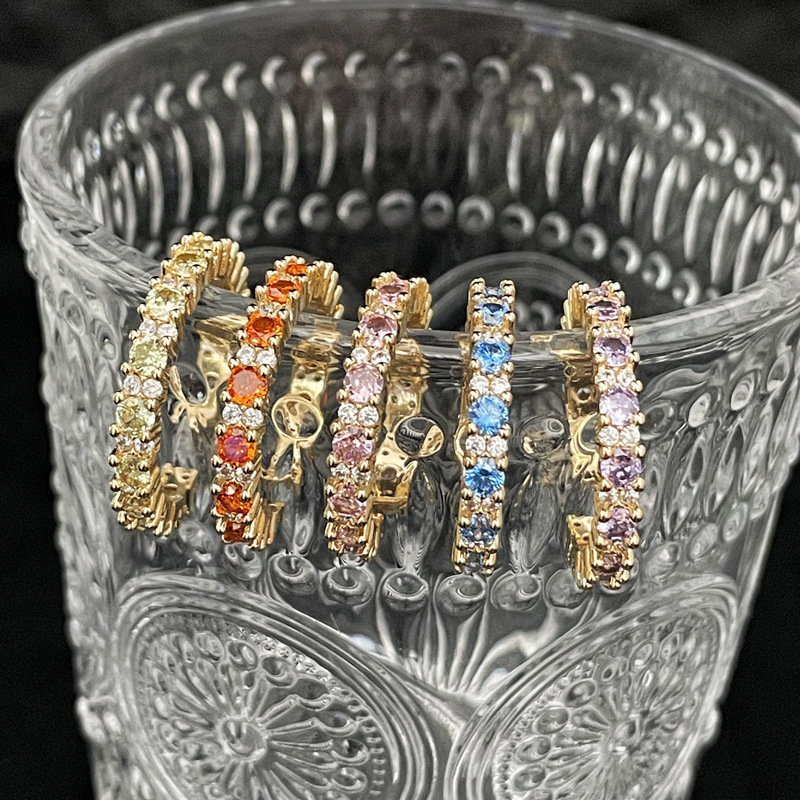 A simple and fashionable, light luxury color diamond open-top ring with a touch of sophistication and sophistication for women. It features a sweet and cool slightly set design full figure