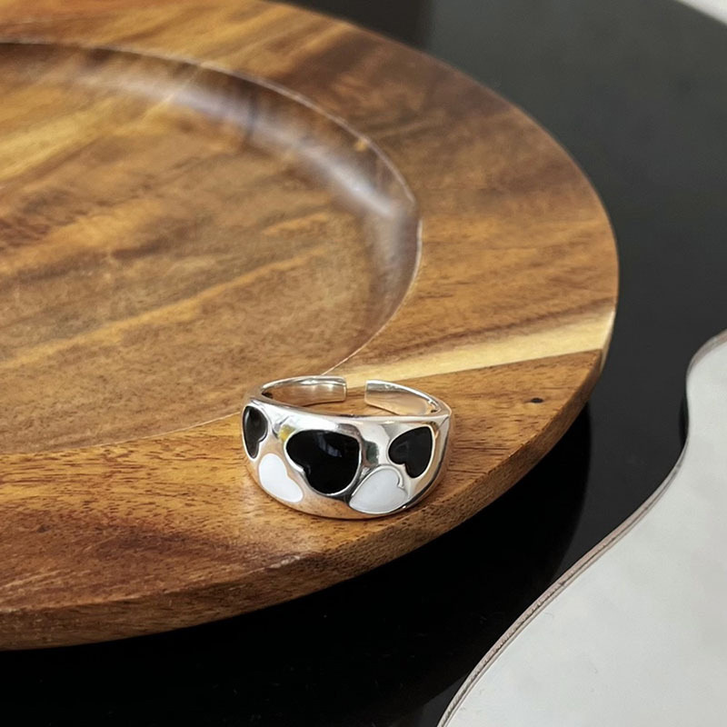 A black and white heart-shaped ring for women on Instagram, a niche design with a high-end feel. The opening is adjustable. A new trend details Picture
