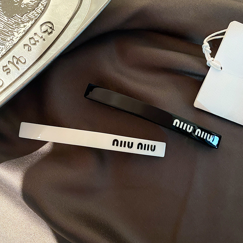 French retro miumiu letter hair clips, a high-end female metal one-line clip, bangs clip, and a spring clip at the back of the head details Picture